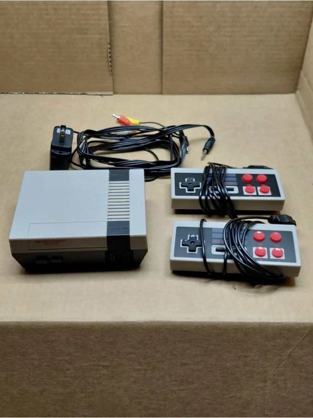 Retro 8 BIT Entertainment System Gaming Console w/ 2 Controllers & 600 Games!!